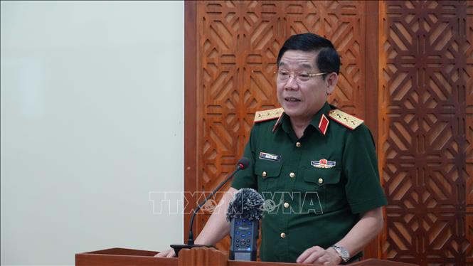 Thượng tướng Nguyễn Văn Gấu đề nghị Ban Chỉ đạo tỉnh Quảng Ngãi đẩy mạnh thực hiện tìm kiếm, quy tập và xác định danh tính hài cốt liệt sĩ. Ảnh: Dư Toán - TTXVN