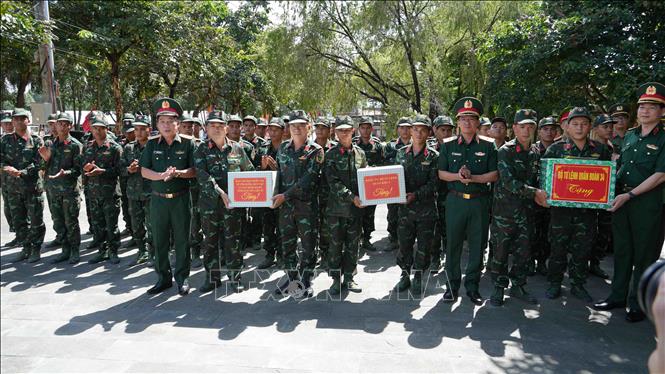 Đoàn công tác của Ban chỉ đạo Quốc gia về tìm kiếm, quy tập và xác định danh tính hài cốt liệt sĩ tặng quà động viên các cán bộ, chiến sĩ Đội K53 làm nhiệm vụ tìm kiếm mộ liệt sĩ tập thể đường Trường Chinh. Ảnh: Dư Toán - TTXVN