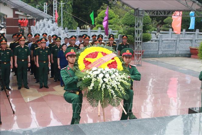 Đoàn công tác của Ban chỉ đạo Quốc gia về tìm kiếm, quy tập và xác định danh tính hài cốt liệt sĩ dâng hoa, dâng hương tại Nghĩa trang Liệt sĩ phường Đăk Cấm. Ảnh: Dư Toán - TTXVN