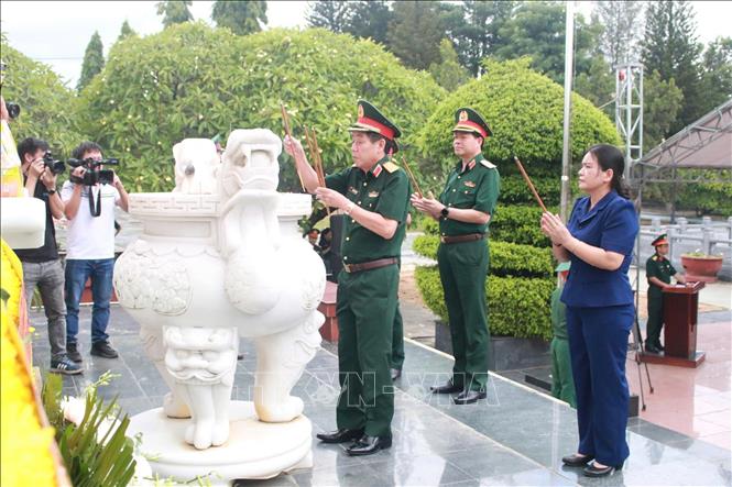 Đoàn công tác của Ban chỉ đạo Quốc gia về tìm kiếm, quy tập và xác định danh tính hài cốt liệt sĩ dâng hoa, dâng hương tại Nghĩa trang Liệt sĩ phường Đăk Cấm. Ảnh: Dư Toán - TTXVN