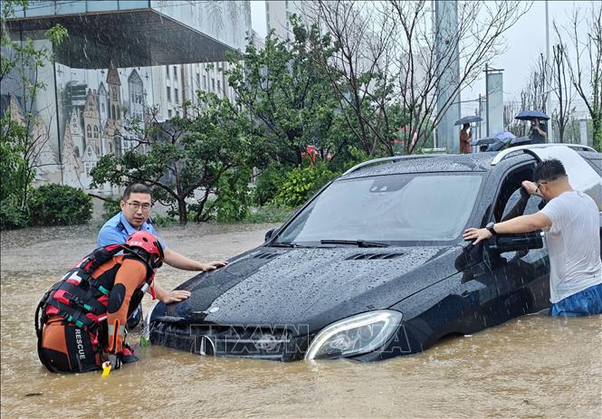 Phương tiện bị mắc kẹt trong nước lũ sau mưa lớn ở Thẩm Dương, tỉnh Liêu Ninh, Trung Quốc ngày 13/7/2026. Ảnh: THX/TTXVN phát