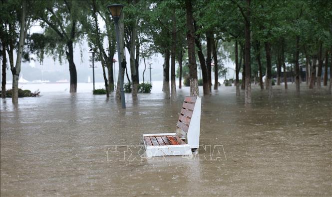 Nước sông tràn bờ gây ngập lụt tại thành phố Thẩm Dương, tỉnh Liêu Ninh, Trung Quốc ngày 13/7/2026. Ảnh: THX/TTXVN phát