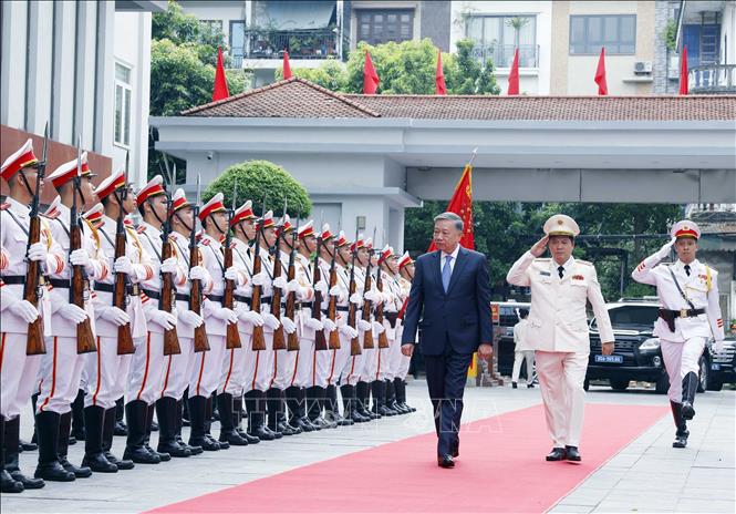 Tổng Bí thư, Chủ tịch nước Tô Lâm duyệt Đội danh dự Công an nhân dân. Ảnh: Thống Nhất – TTXVN