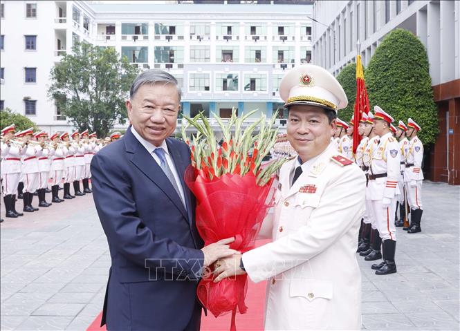 Thiếu tướng Nguyễn Thanh Trường, Cục trưởng Cục Cảnh sát Quản lý trại giam, cơ sở giáo dục bắt buộc, trường giáo dưỡng tặng hoa, chào đón Tổng Bí thư, Chủ tịch nước Tô Lâm. Ảnh: Thống Nhất – TTXVN