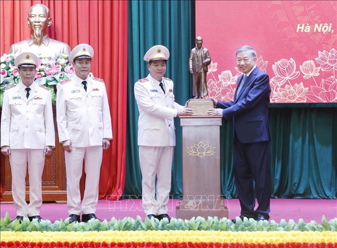 Tổng Bí thư, Chủ tịch nước Tô Lâm trao tặng bức tượng Chủ tịch Hồ Chí Minh cho Cục Cảnh sát Quản lý trại giam, cơ sở giáo dục bắt buộc, trường giáo dưỡng, Bộ Công an. Ảnh: Thống Nhất – TTXVN