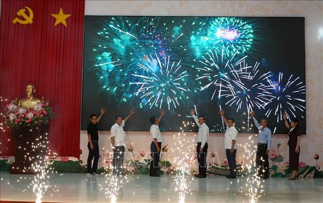 Các đại biểu thực hiện nghi thức bấm nút vận hành Cổng Hệ sinh thái chuyển đổi số và Cổng Thương mại điện tử xã Tân Hiệp. Ảnh: Lê Huy Hải - TTXVN