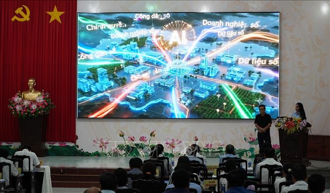 Đại diện Công ty Cổ phần Hiền Nhân Group giới thiệu Cổng Hệ sinh thái chuyển đổi số và Cổng Thương mại điện tử xã Tân Hiệp. Ảnh: Lê Huy Hải - TTXVN