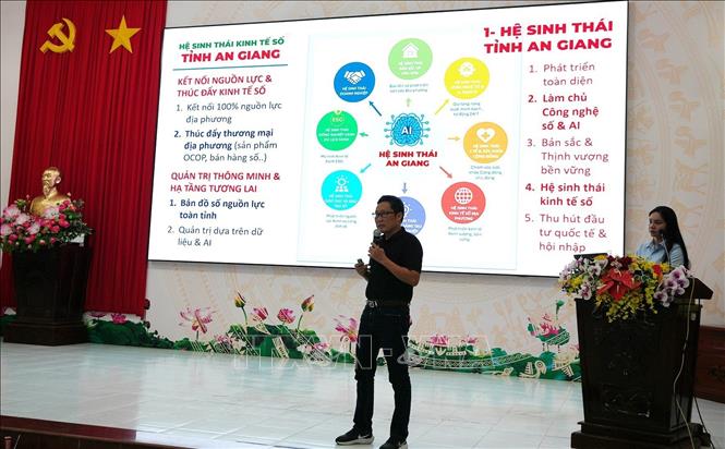 Đại diện Công ty Cổ phần Hiền Nhân Group giới thiệu Cổng Hệ sinh thái chuyển đổi số và Cổng Thương mại điện tử xã Tân Hiệp. Ảnh: Lê Huy Hải - TTXVN