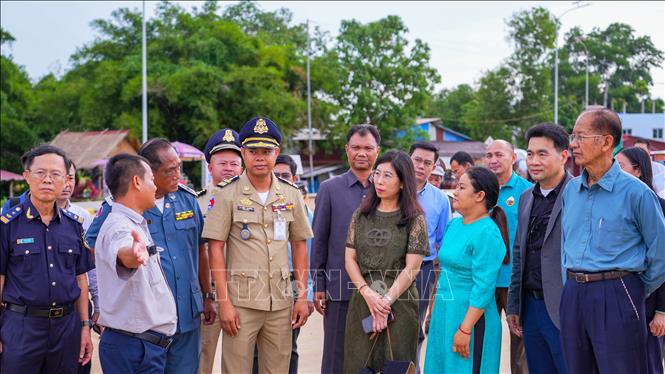 Đại diện các cơ quan chức năng Việt Nam và Campuchia trao đổi về hiện trạng hạ tầng, kết nối giao thông và điều kiện triển khai vận tải liên vận quốc tế tại cặp cửa khẩu Tân Nam - Meun Chey. Ảnh: Minh Phú - TTXVN