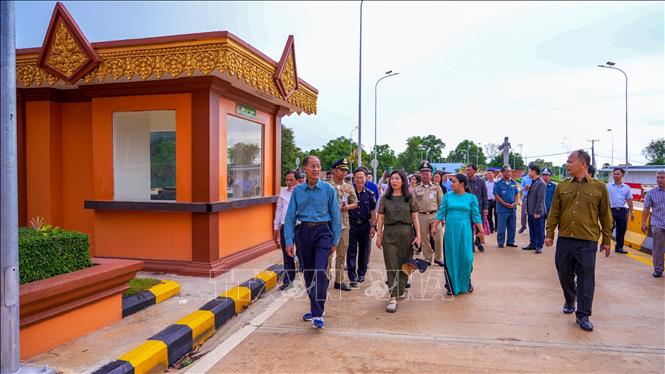 Đoàn công tác khảo sát khu vực kiểm soát phương tiện và hạ tầng kết nối tại cặp cửa khẩu quốc tế Tân Nam - Meun Chey. Ảnh: Minh Phú - TTXVN