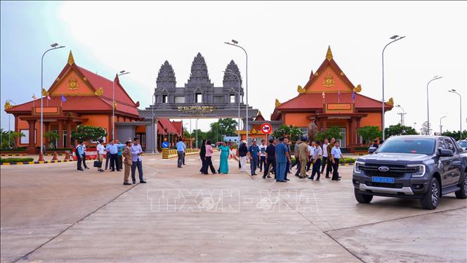 Đoàn công tác khảo sát khu vực cặp cửa khẩu quốc tế Tân Nam (Việt Nam) - Meun Chey (Campuchia), đánh giá điều kiện thực hiện Hiệp định vận tải đường bộ giữa hai nước. Ảnh: Minh Phú - TTXVN