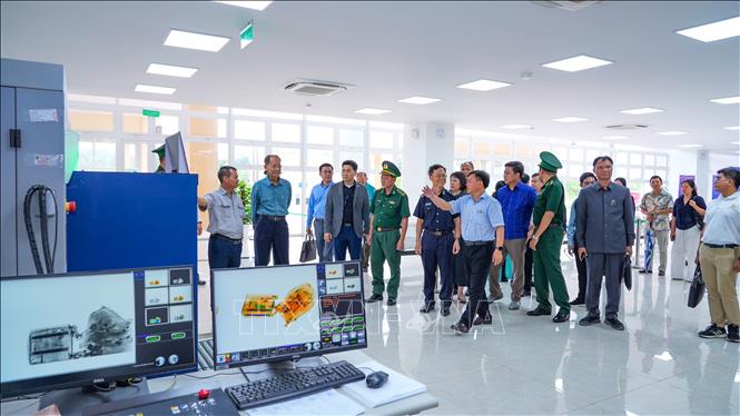 Đoàn công tác hai nước khảo sát hệ thống điều hành, giám sát tại khu vực cửa khẩu quốc tế Tân Nam, tỉnh Tây Ninh. Ảnh: Minh Phú - TTXVN