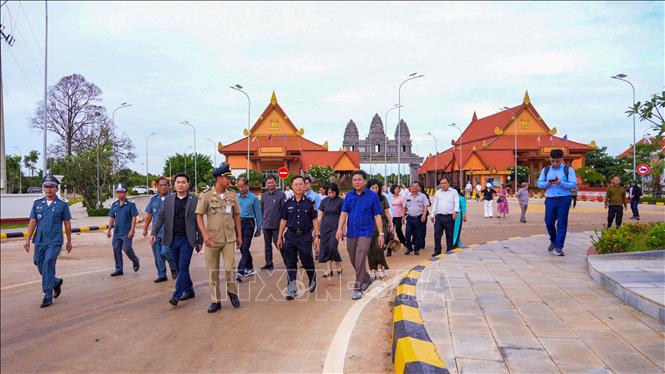 Đoàn công tác Cục Đường bộ Việt Nam và Bộ Giao thông Công chính Vương quốc Campuchia khảo sát thực tế tại cửa khẩu quốc tế Meun Chey (Campuchia). Ảnh: Minh Phú – TTXVN