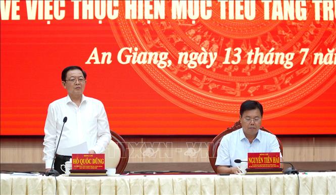 Phó Thủ tướng Hồ Quốc Dũng quán triệt nội dung buổi làm việc. Ảnh: Văn Sĩ - TTXVN