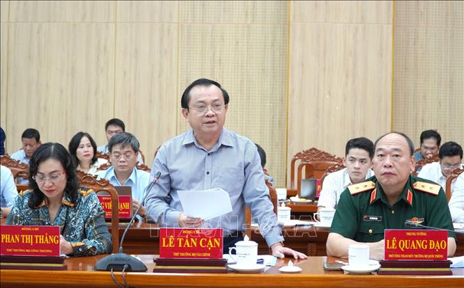 Thứ trưởng Bộ Tài chính Lê Tấn Cận phát biểu tại buổi làm việc. Ảnh: Văn Sĩ - TTXVN