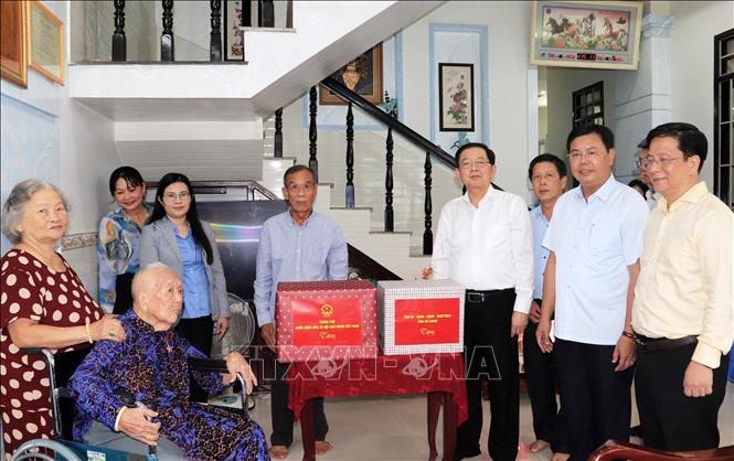 Phó Thủ tướng Hồ Quốc Dũng cùng lãnh đạo tỉnh An Giang thăm và tặng quà cho Mẹ Việt Nam Anh hùng tại phường Rạch Giá. Ảnh: Văn Sĩ - TTXVN