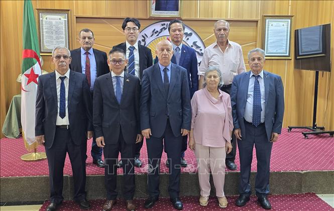 Đại sứ Trần Quốc Khánh và cán bộ Đại sứ quán Việt Nam ở Algeria chụp ảnh lưu niệm với Tổng thư ký đảng FLN và các Ủy ban Ban chấp hành đảng FLN tại Trụ sở đảng FLN. Ảnh: Nguyễn An - PV TTXVN tại Algeria