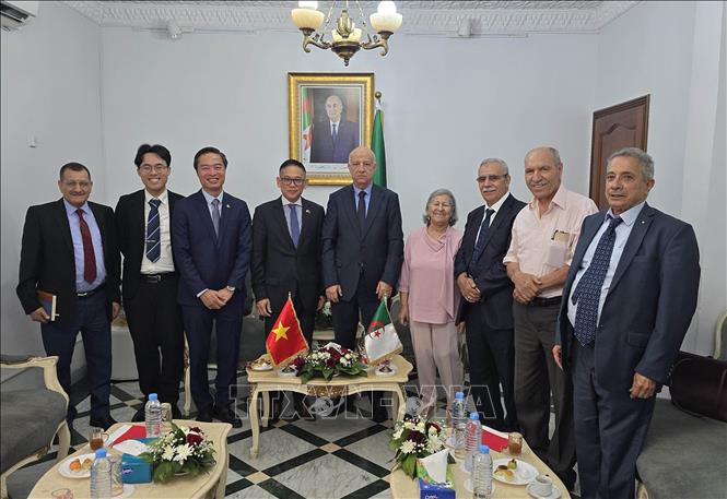 Đoàn Đại sứ quán Việt Nam tại Algeria tới làm việc với Ban lãnh đạo đảng FLN cầm quyền ở Algeria. Ảnh: Nguyễn An - PV TTXVN tại Algeria