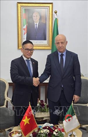 Đại sứ Trần Quốc Khánh tới chào từ biệt lãnh đạo đảng FLN cầm quyền ở Algeria. Ảnh: Nguyễn An - PV TTXVN tại Algeria