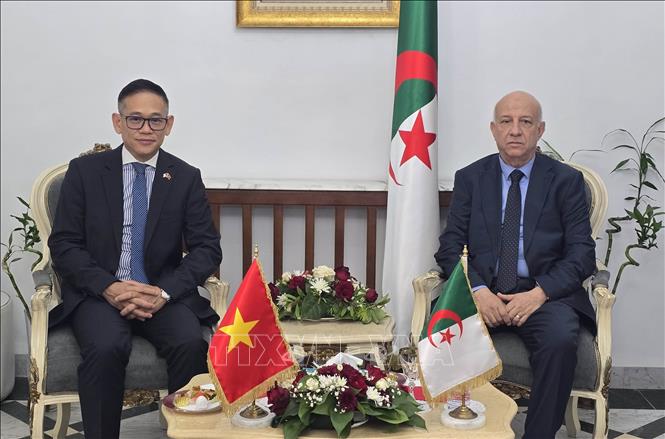 Tổng Thư ký Đảng FLN Abdelkrim Benmbarek tiếp Đại sứ Trần Quốc Khánh đến chào kết thúc nhiệm kỳ về nước. Ảnh: Nguyễn An - PV TTXVN tại Algeria