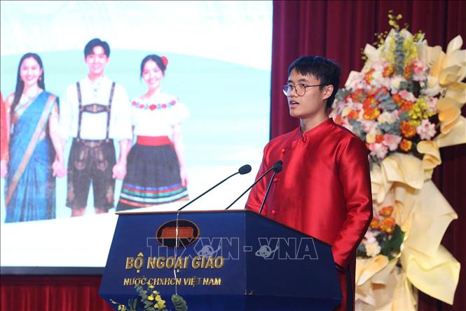 Em Mai Hải Khôi (kiều bào Ba Lan) phát biểu tại Lễ khai mạc Trại hè Việt Nam 2026. Ảnh: TTXVN phát