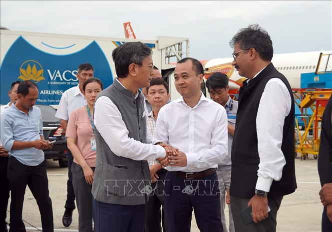 Representatives of the Ho Chi Minh City Department of External Relations extend condolences to representatives of India's diplomatic missions. Photo by courtesy/VNA 