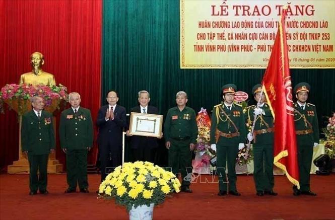 Ngày 10/1/2020, Hội cựu Thanh niên xung phong tỉnh Vĩnh Phúc tổ chức lễ trao Huân chương Lao động hạng Nhất, Nhì, Ba của Chủ tịch nước Cộng hòa Dân chủ nhân dân Lào cho tập thể và các cá nhân đội Thanh niên xung phong 253 tỉnh Vĩnh Phúc. Ảnh: Nguyễn Thảo - TTXVN