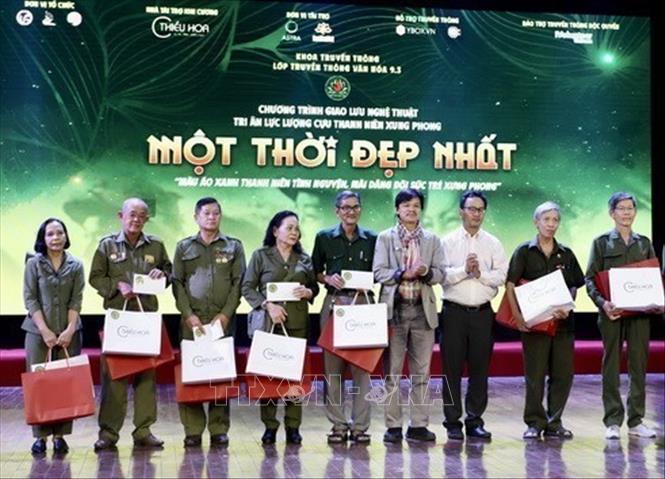 Tối 21/12/2022, Trường Đại học Văn hóa Thành phố Hồ Chí Minh tổ chức chương trình “Giao lưu văn hóa nghệ thuật và Tri ân lực lượng cựu Thanh niên xung phong” với chủ đề “Một thời đẹp nhất”. Ảnh: Hồng Giang - TTXVN