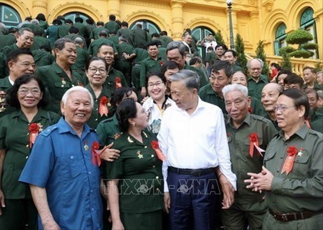 Chiều 15/7/2024, tại Phủ Chủ tịch, Chủ tịch nước Tô Lâm gặp mặt thân mật Đoàn đại biểu Hội Cựu thanh niên xung phong nhân kỷ niệm 74 năm Ngày truyền thống (15/7/1950 - 15/7/2024). Ảnh: Nhan Sáng - TTXVN