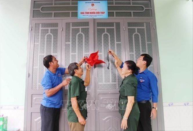 Đại diện Trung ương Đoàn tổ chức bàn giao nhà tình nghĩa cho gia đình cựu TNXP Vũ Như Lai, xã Buôn Tría, huyện Lắk, tỉnh Đắk Lắk, ngày 27/7/2018. Ảnh: Hoài Thu - TTXVN