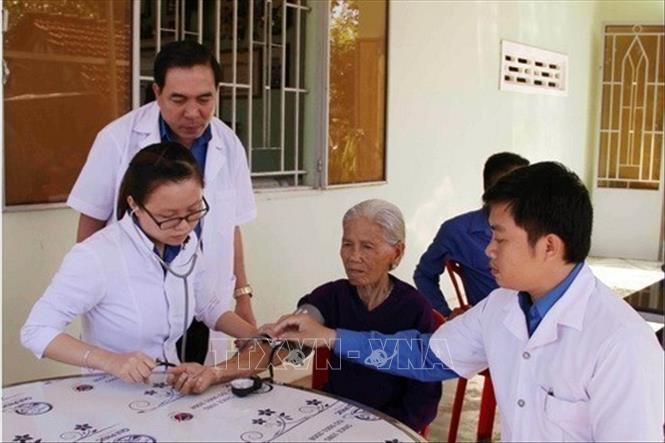 Hội thầy thuốc trẻ tỉnh Ninh Thuận khám bệnh miễn phí cho cựu TNXP ở huyện Ninh Sơn. Ảnh: Công Thử - TTXVN 