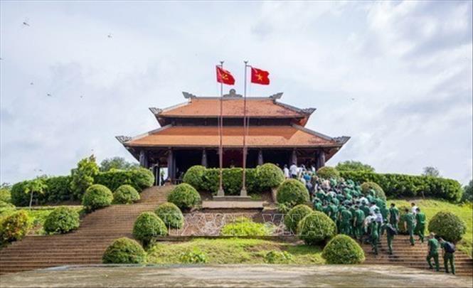 Ngày 22/7/2025, nhân kỷ niệm 78 năm Ngày Thương binh - Liệt sĩ (27/7/1947 - 27/7/2025), tại Khu tưởng niệm liệt sĩ TNXP Thành phố Hồ Chí Minh (thuộc xã Long Chữ, tỉnh Tây Ninh), lực lượng TNXP Thành phố Hồ Chí Minh cùng các cựu TNXP và cán bộ, đội viên dâng hương tưởng niệm 99 liệt sĩ đã anh dũng hy sinh trong chiến tranh bảo vệ biên giới Tây Nam (1977 - 1979). Ảnh: Giang Phương - TTXVN