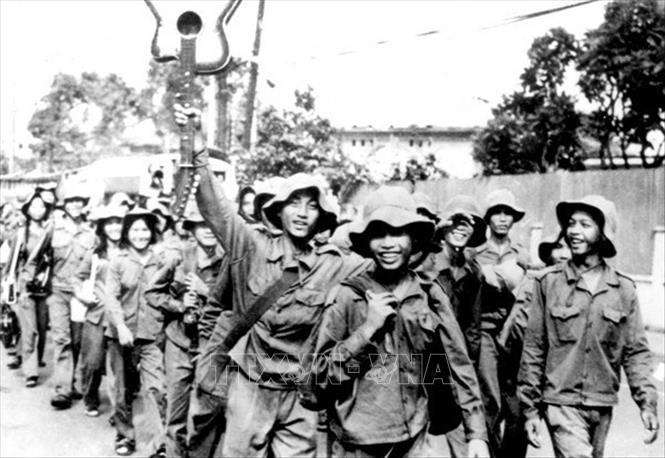 Thanh niên xung phong Thành phố Hồ Chí Minh hăng hái lên đường đi xây dựng vùng kinh tế mới, ngày 28/3/1976. Ảnh: Tư liệu/TTXVN phát
