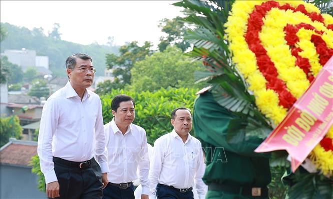 Thủ tướng Lê Minh Hưng đến dâng hoa tưởng niệm các Anh hùng, liệt sĩ tại Nghĩa trang Liệt sĩ trung tâm tỉnh Lào Cai, phường Yên Bái. Ảnh: Dương Giang - TTXVN
