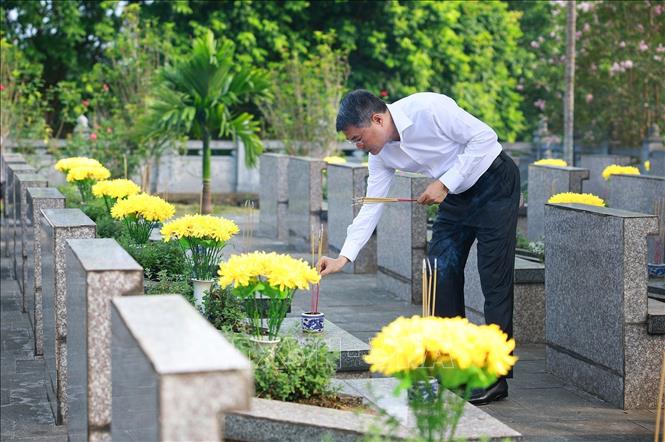 Thủ tướng Lê Minh Hưng thắp hương trên phần mộ liệt sĩ tại Nghĩa trang Liệt sĩ trung tâm tỉnh Lào Cai. Ảnh: Dương Giang-TTXVN
