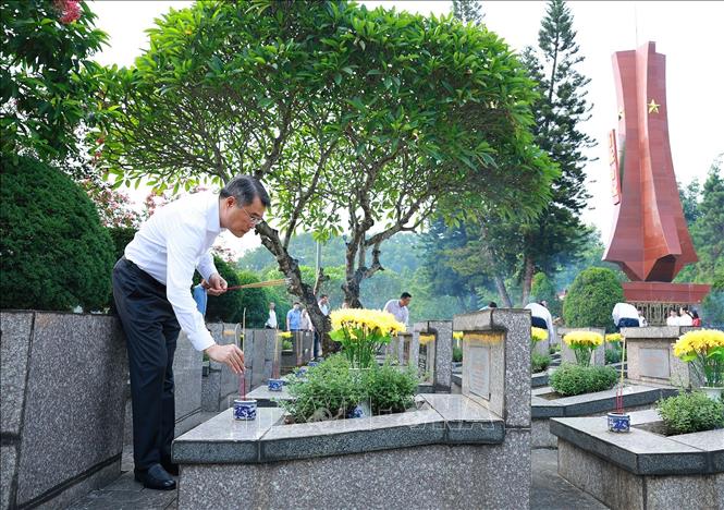 Thủ tướng Lê Minh Hưng thắp hương trên phần mộ liệt sĩ tại Nghĩa trang Liệt sĩ trung tâm tỉnh Lào Cai. Ảnh: Dương Giang-TTXVN
