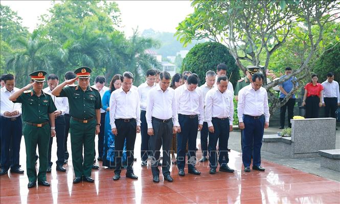 Thủ tướng Lê Minh Hưng và các thành viên đoàn công tác tưởng niệm các Anh hùng, liệt sĩ tại Nghĩa trang Liệt sĩ trung tâm tỉnh Lào Cai. Ảnh: Dương Giang-TTXVN
