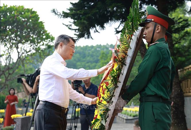 Thủ tướng Lê Minh Hưng dâng hoa tưởng niệm các Anh hùng, liệt sĩ tại Nghĩa trang Liệt sĩ trung tâm tỉnh Lào Cai, phường Yên Bái. Ảnh: Dương Giang - TTXVN
