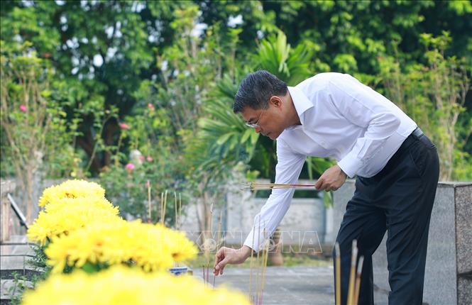 Thủ tướng Lê Minh Hưng thắp hương trên phần mộ liệt sĩ tại Nghĩa trang Liệt sĩ trung tâm tỉnh Lào Cai. Ảnh: Dương Giang-TTXVN
