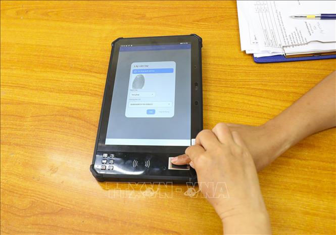 Người dân xác thực sinh trắc học bằng vân tay khi đăng ký khám, chữa bệnh tại Trung tâm Y tế Thanh An (Điện Biên). Ảnh: Xuân Tư - TTXVN
