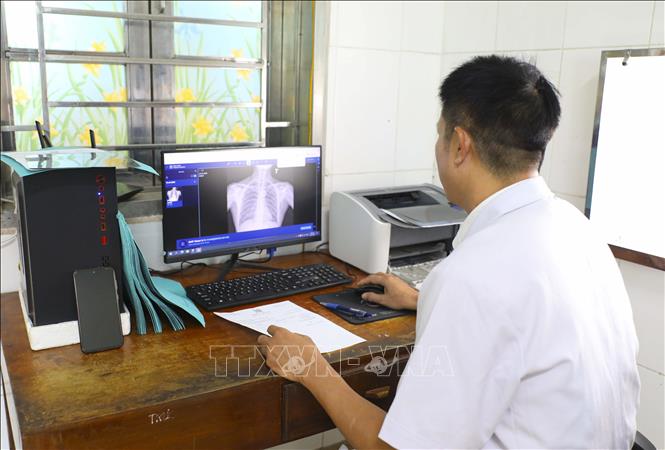 Bác sĩ Trung tâm Y tế Thanh An (Điện Biên) đọc kết quả chụp X-quang trên hệ thống PACS ngay trên máy tính, không cần in phim, góp phần đẩy mạnh chuyển đổi số trong khám, chữa bệnh. Ảnh: Xuân Tư - TTXVN