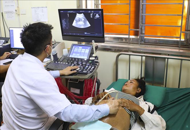 Bác sĩ siêu âm cho sản phụ, đồng thời cập nhật kết quả trên hệ thống bệnh án điện tử, góp phần nâng cao chất lượng chẩn đoán và quản lý hồ sơ khám, chữa bệnh. Ảnh: Xuân Tư - TTXVN