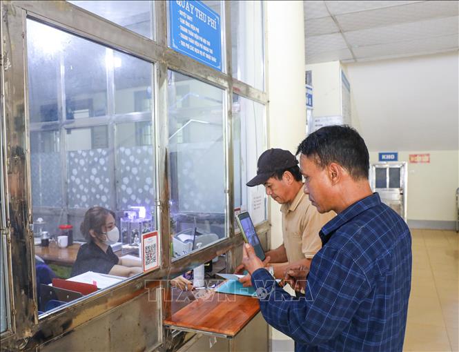 Thanh toán viện phí không dùng tiền mặt tại Trung tâm Y tế Thanh An (Điện Biên). Ảnh: Xuân Tư - TTXVN