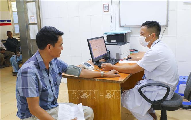 Bác sĩ thăm khám cho bệnh nhân tại Trung tâm Y tế Thanh An (Điện Biên). Ảnh: Xuân Tư - TTXVN