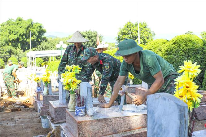 Chiến sĩ Bộ Chỉ huy Quân sự tỉnh Điện Biên tỉ mỉ hoàn thiện công đoạn trát vữa, cố định các hạng mục phần mộ sau khi lấy mẫu sinh phẩm xác định danh tính hài cốt liệt sĩ. Ảnh: Xuân Tư - TTXVN