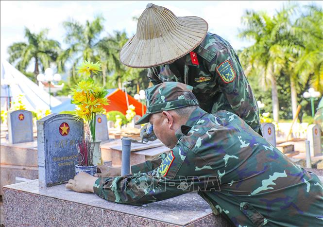 Từng công đoạn hoàn lại phần mộ được cán bộ, chiến sĩ Bộ Chỉ huy Quân sự tỉnh Điện Biên thực hiện tỉ mỉ, cẩn trọng, bảo đảm giữ nguyên hiện trạng nơi an nghỉ của các Anh hùng liệt sĩ. Ảnh: Xuân Tư - TTXVN