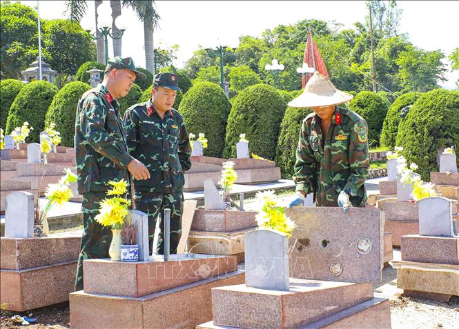 Lãnh đạo Bộ Chỉ huy Quân sự tỉnh Điện Biên kiểm tra, chỉ đạo công tác hoàn trả nguyên trạng phần mộ tại Nghĩa trang Liệt sĩ Tông Khao. Ảnh: Xuân Tư - TTXVN