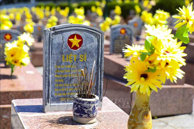 Những phần mộ đã xác định danh tính tại Nghĩa trang Liệt sĩ Tông Khao. Ảnh: Xuân Tư - TTXVN