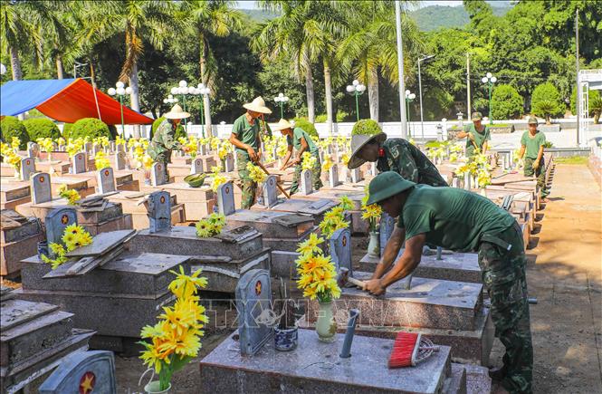 Nhiều tổ công tác đồng loạt triển khai hồi lại các phần mộ sau khi hoàn thành việc lấy mẫu sinh phẩm, bảo đảm tiến độ Chiến dịch 500 ngày đêm. Ảnh: Xuân Tư - TTXVN
