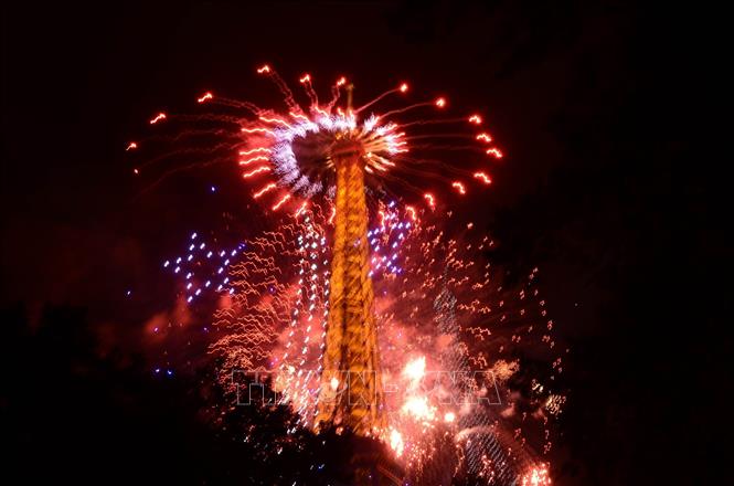 Màn pháo hoa rực rỡ bao trùm Tháp Eiffel trong chương trình nghệ thuật mở màn Quốc khánh Pháp tại Paris tối 13/7/2026. Hữu Chiến - PV TTXVN tại Pháp